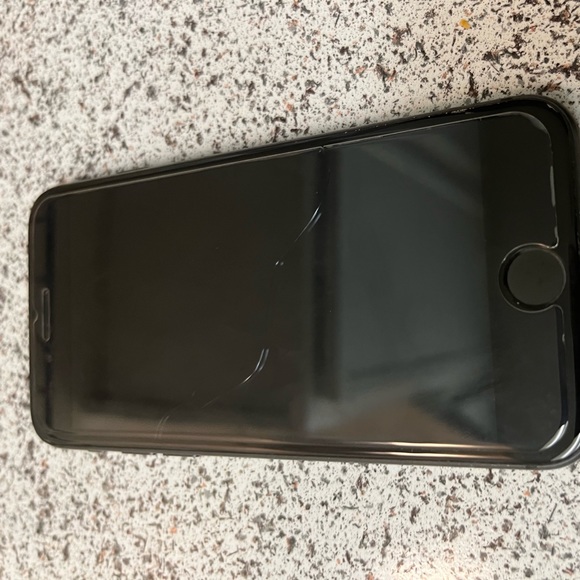 I am selling an iPhone 8 for 180 - Picture 2 of 4